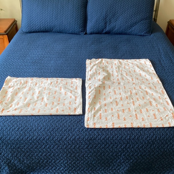 Crate and Kids Set of Standard Pillow Cases Organic Cotton White‎ Orange Arrows - Picture 2 of 6